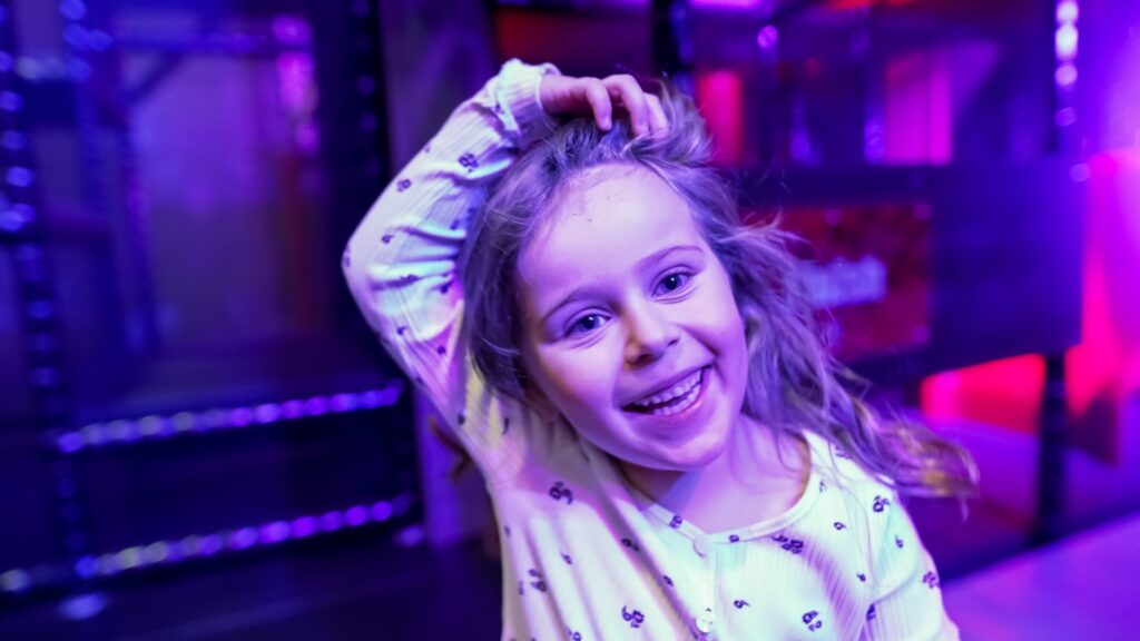 Glad tjej på JumpYard Täby Arninge