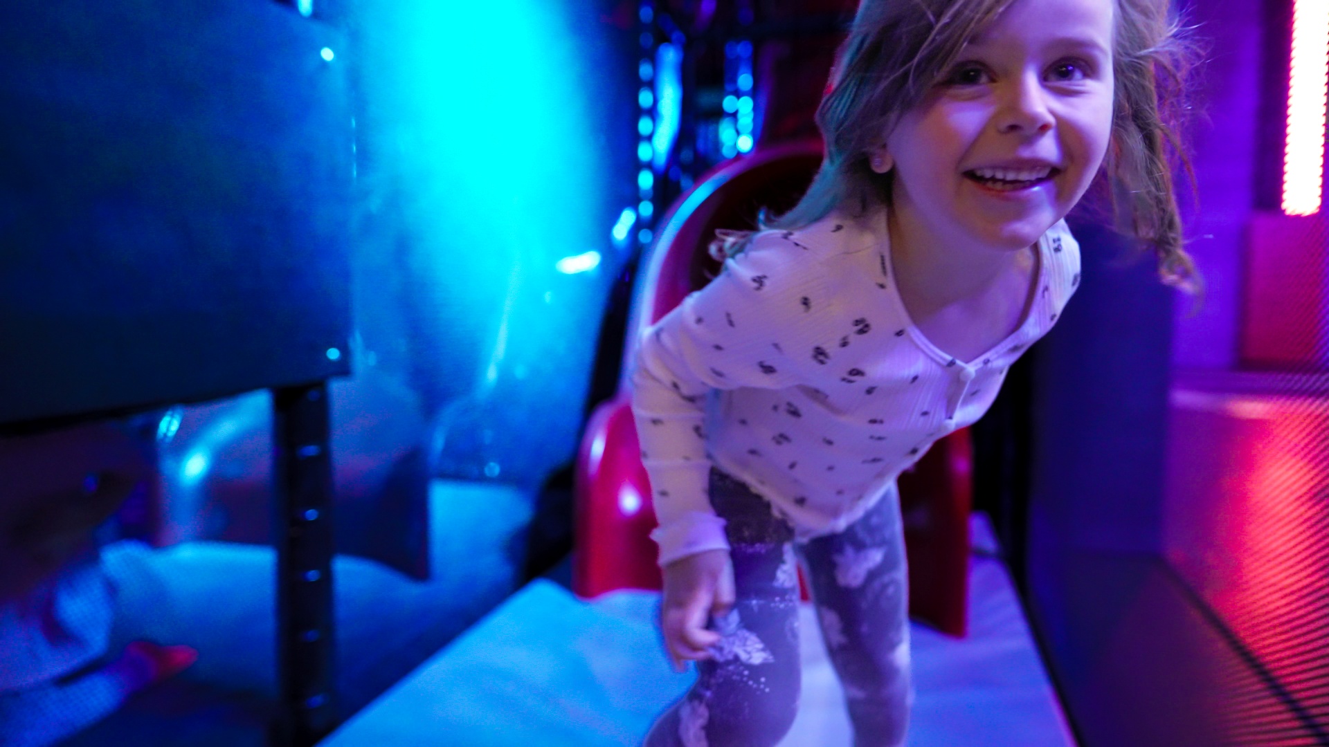 Glad tjej på JumpYards läger - Camp